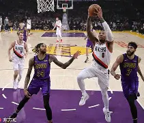 365游戏-詹姆斯压哨进球!湖人总决赛首胜视频